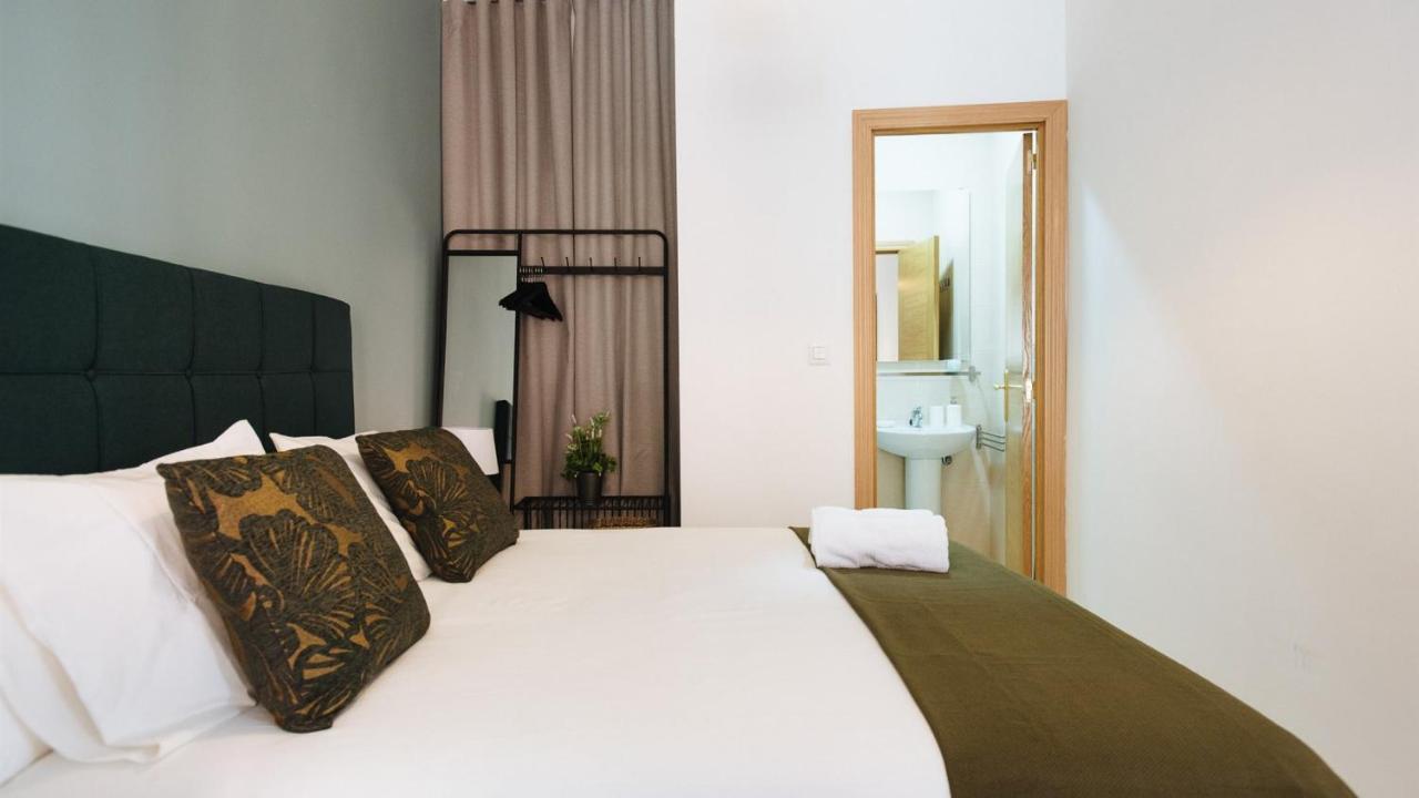 Chiqui And Vicente Suite Apartments Seville Exterior photo