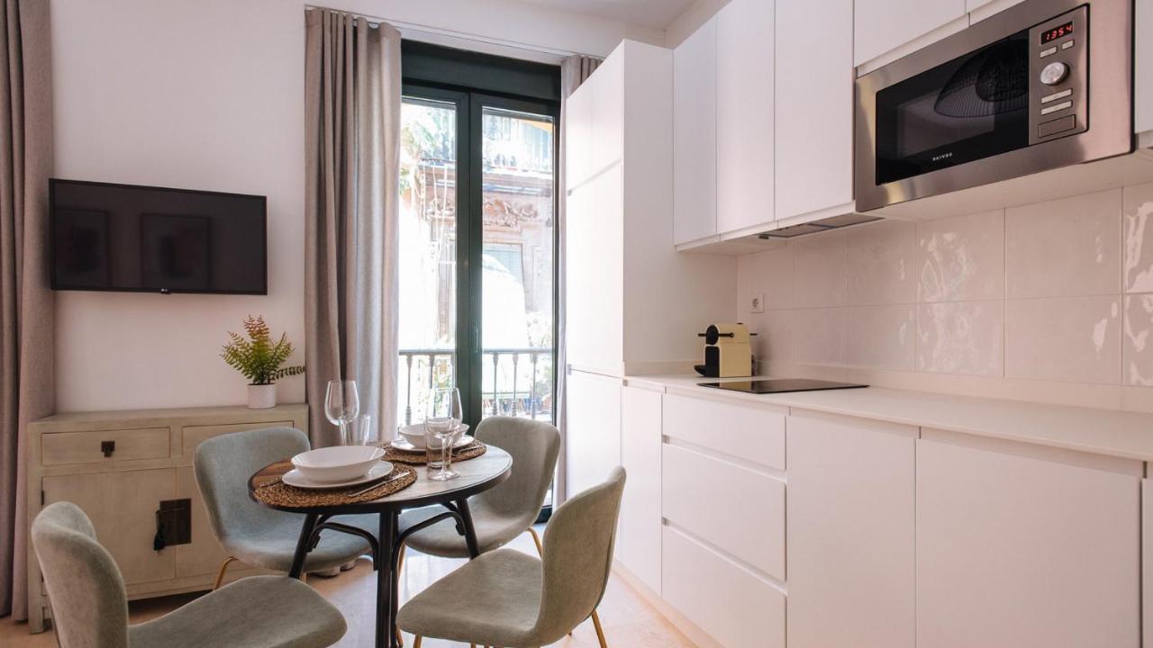 Chiqui And Vicente Suite Apartments Seville Exterior photo